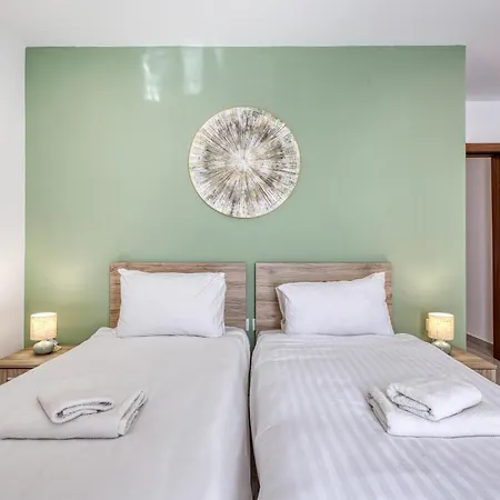 Seaview 3br With Wifi, Terrace, Ac & Sofabed By 360 Estates Apartmán