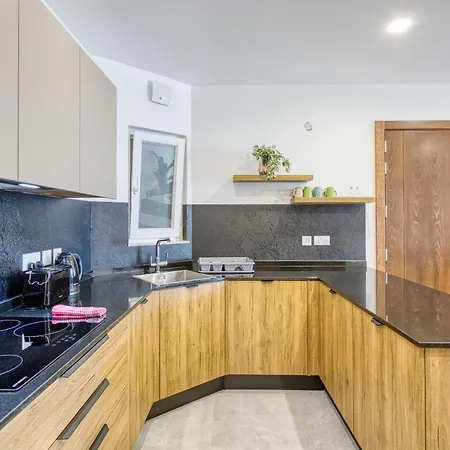 Apartment Seaview 3br With Wifi, Terrace, Ac & Sofabed By 360 Estates *